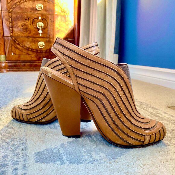 Givenchy 00s Peep Toe Slingback Tan Leather Heels - Picture 5 of 11